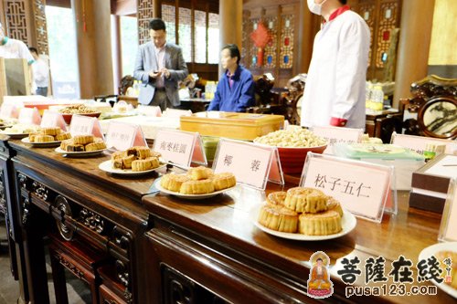 上海-上海龙华古寺举行净素月饼品尝会