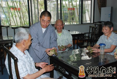 寒山寺-苏州寒山寺法师端午前夕看望福利院儿童老人