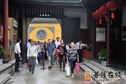 慈善-上海玉佛禅寺第六届慈善公益周举行端午节送爱心活动