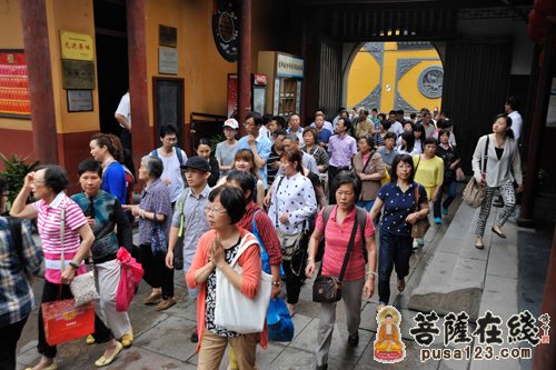 慈善-上海玉佛禅寺第六届慈善公益周举行端午节送爱心活动