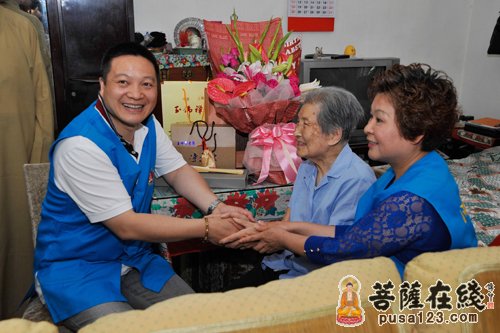 慈善-上海玉佛禅寺第六届慈善公益周举行端午节送爱心活动