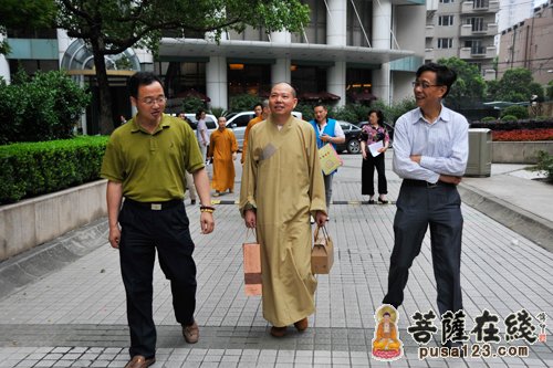 慈善-上海玉佛禅寺第六届慈善公益周举行端午节送爱心活动