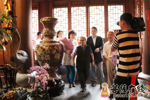 陈佩秋-画家陈佩秋先生在上海龙华古寺举行收徒仪式