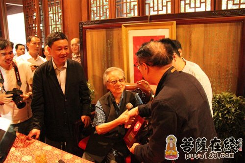 陈佩秋-画家陈佩秋先生在上海龙华古寺举行收徒仪式