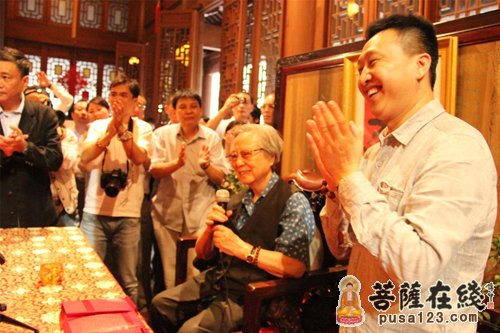 陈佩秋-画家陈佩秋先生在上海龙华古寺举行收徒仪式