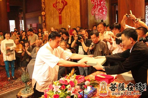 陈佩秋-画家陈佩秋先生在上海龙华古寺举行收徒仪式