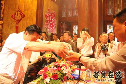陈佩秋-画家陈佩秋先生在上海龙华古寺举行收徒仪式