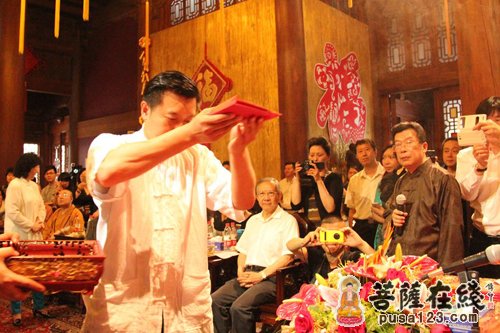 陈佩秋-画家陈佩秋先生在上海龙华古寺举行收徒仪式
