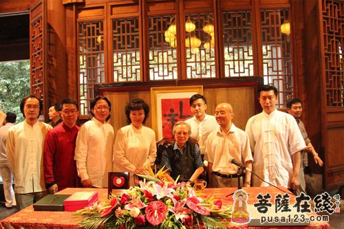 陈佩秋-画家陈佩秋先生在上海龙华古寺举行收徒仪式