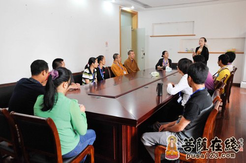 上海玉佛禅寺法师前往教育学院慰问贵州、云南老师