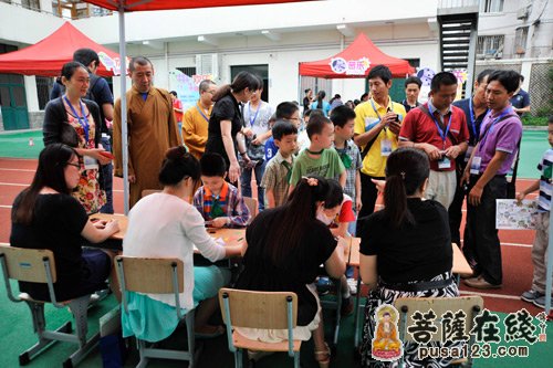 上海玉佛禅寺法师前往教育学院慰问贵州、云南老师