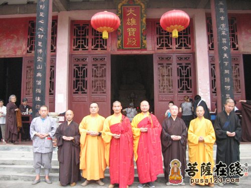 参加法会的众法师