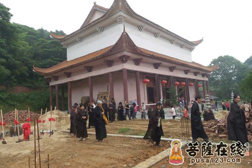 信众随着法师洒净