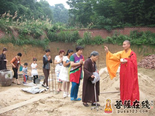 常愿法师给信众洒甘露