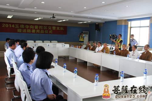 上海玉佛禅寺酷暑慰问普陀区交警支队