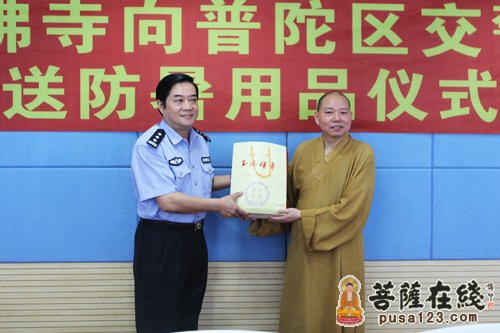 上海玉佛禅寺酷暑慰问普陀区交警支队