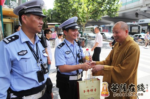 上海玉佛禅寺酷暑慰问普陀区交警支队