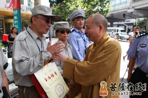 上海玉佛禅寺酷暑慰问普陀区交警支队
