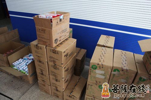 上海玉佛禅寺酷暑慰问普陀区交警支队