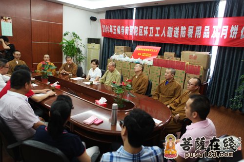 上海玉佛禅寺酷暑慰问普陀区环卫工人