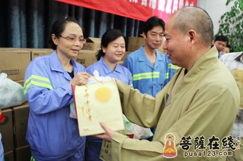 上海玉佛禅寺酷暑慰问普陀区环卫工人