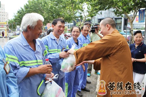 上海玉佛禅寺酷暑慰问普陀区环卫工人