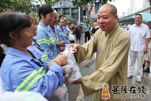 上海玉佛禅寺酷暑慰问普陀区环卫工人