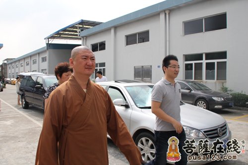 上海龙华古寺寺务办公室到下属素斋公司视察 上海龙华古寺寺务办公室到下属素斋公司视察