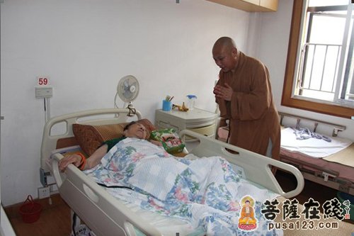 佛教-上海龙华古寺向社会特殊群体捐赠中秋月饼