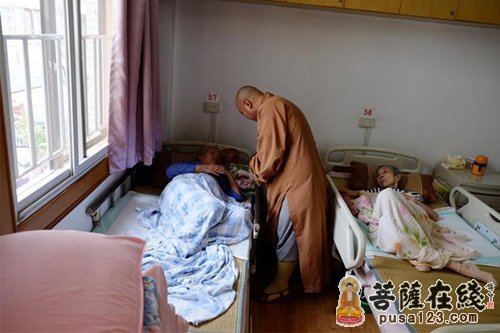 佛教-上海龙华古寺向社会特殊群体捐赠中秋月饼