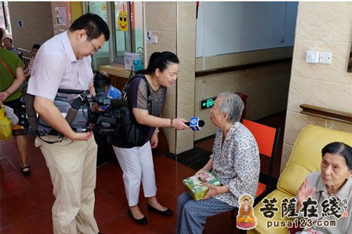 佛教-上海龙华古寺向社会特殊群体捐赠中秋月饼