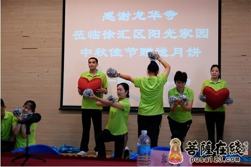 佛教-上海龙华古寺向社会特殊群体捐赠中秋月饼