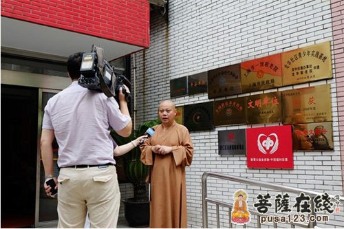 佛教-上海龙华古寺向社会特殊群体捐赠中秋月饼