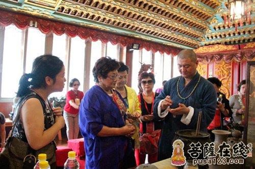 台海时事-中华海峡两岸妇女经贸文化交流协会参访上海龙华古寺