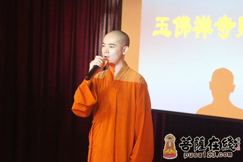 摄影-上海玉佛禅寺向福利院老人馈赠净素月饼共庆传统佳节