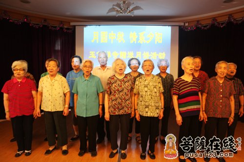 摄影-上海玉佛禅寺向福利院老人馈赠净素月饼共庆传统佳节