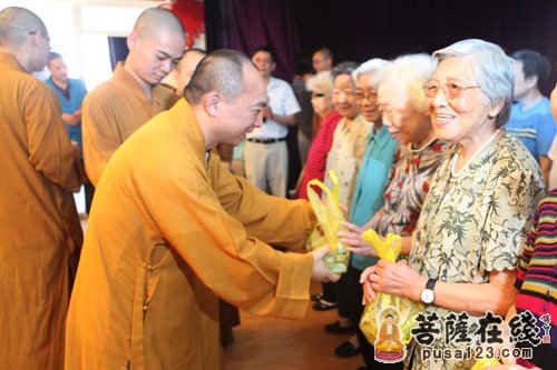 摄影-上海玉佛禅寺向福利院老人馈赠净素月饼共庆传统佳节