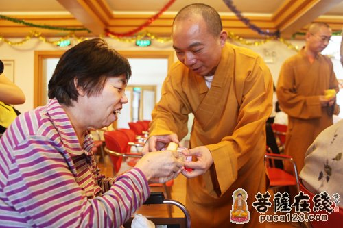 摄影-上海玉佛禅寺向福利院老人馈赠净素月饼共庆传统佳节