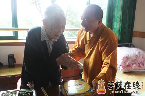 摄影-上海玉佛禅寺向福利院老人馈赠净素月饼共庆传统佳节