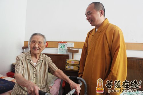 摄影-上海玉佛禅寺向福利院老人馈赠净素月饼共庆传统佳节