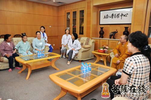 上海玉佛禅寺觉群慈爱功德会看望康护治疗孤儿井说说