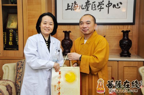 上海玉佛禅寺觉群慈爱功德会看望康护治疗孤儿井说说