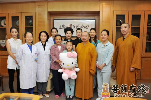 上海玉佛禅寺觉群慈爱功德会看望康护治疗孤儿井说说