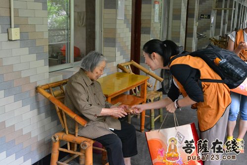 中秋节-成都文殊院志工中秋看望老人孤儿赠月饼