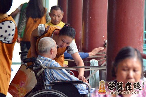 中秋节-成都文殊院志工中秋看望老人孤儿赠月饼