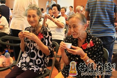 法鼓山-法鼓山云集寺中秋祝寿 子孙为长者感恩奉茶