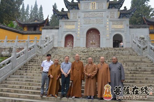 北京广化寺方丈怡学大和尚一行参访湖北五祖寺
