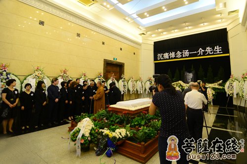 汤一介-汤一介遗体告别式举行 永信大和尚前往送别