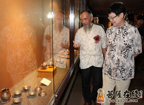 故宫博物院院长冯明珠由艺术家黄大安陪同观展