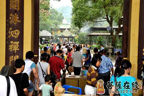 黄金周-黄金周首日 广东南华禅寺迎来近万名游客